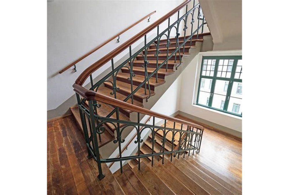 cầu thang mặt gỗ kết hợp sắt