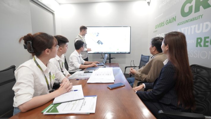 Hình ảnh họp chiến lược về giải pháp thi công tại GreenHN