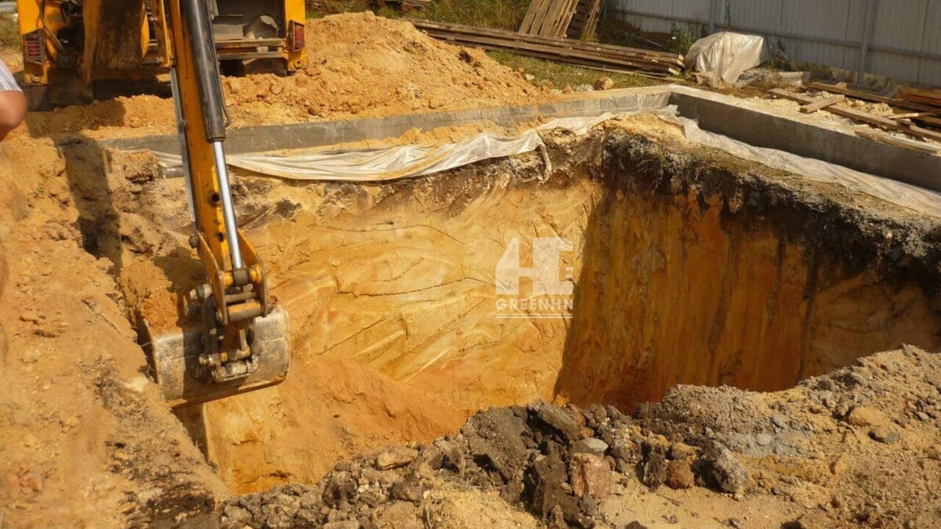Đào đất để định hình hồ bơi dựa trên bản vẽ kỹ thuật
