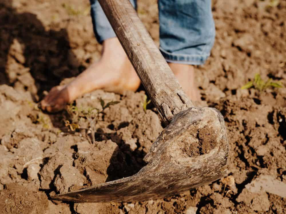 Cách cuốc móng nhà động thổ